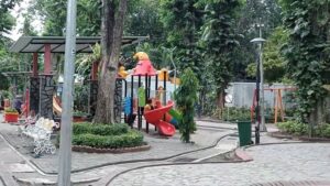 Taman bermain anak di taman bungkul