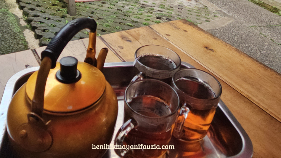 Teh Tawar di RM. Pawon Ligar