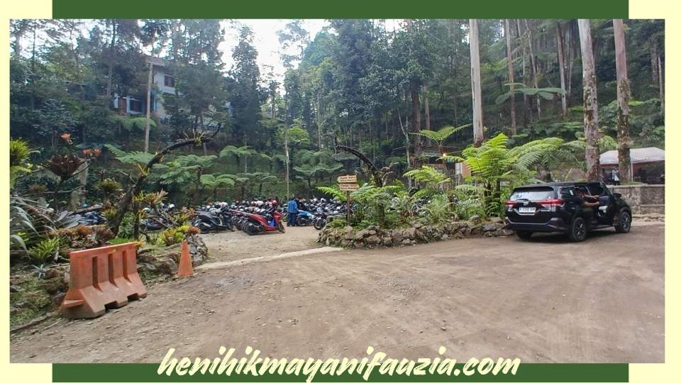 Parkiran di Ciwangun Indah Camp