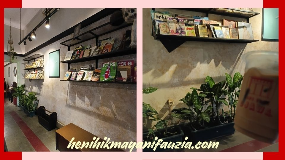 Rak buku di Kopi Toko Djawa