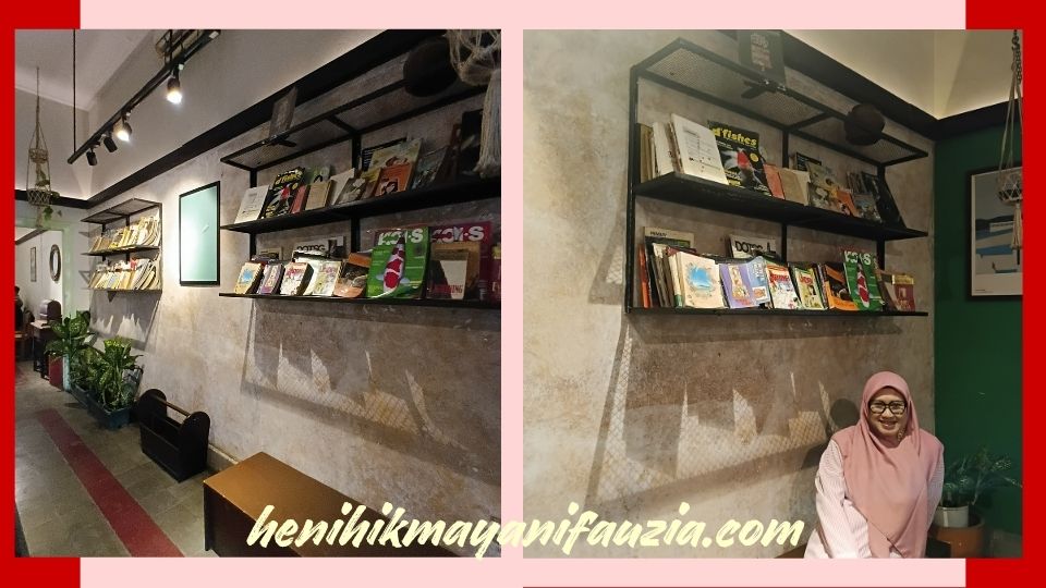 Rak buku di Kopi Toko Djawa