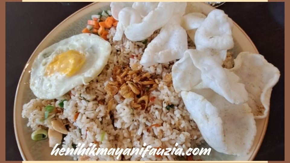Menu makan di kafe Roemari