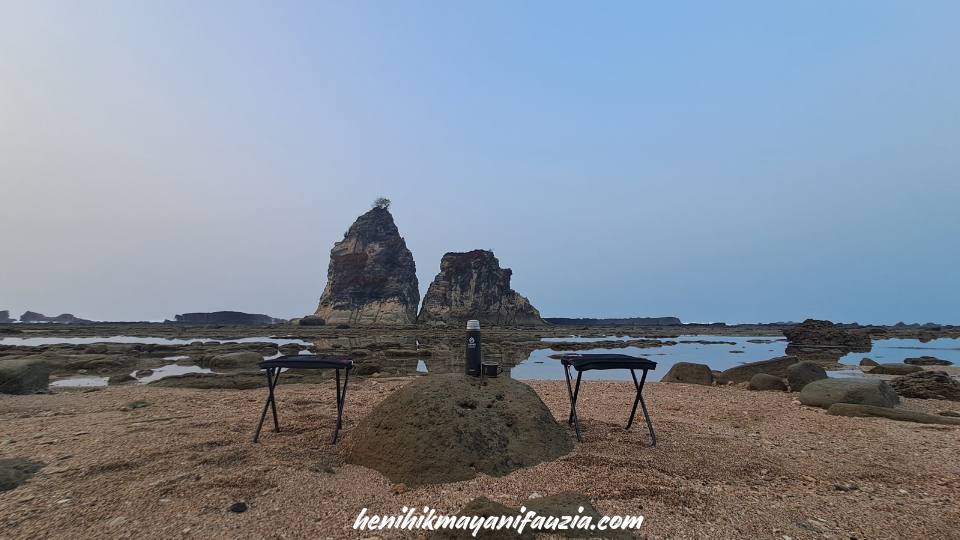 Bukit karang di tanjung layar sawarna